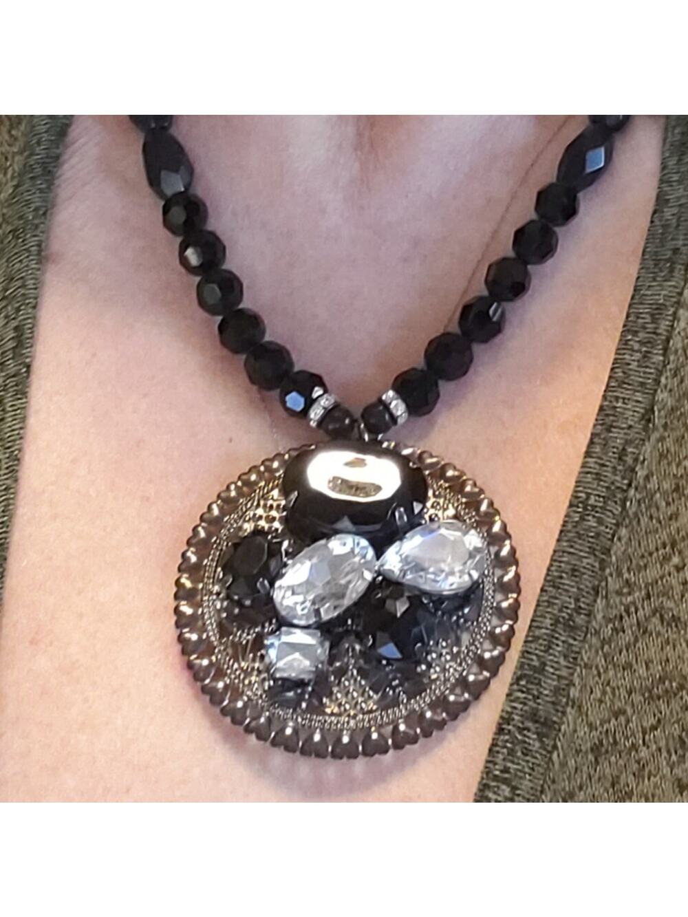 Vintage‎ Large Pendant Mogul Necklace- Retro Lucite Beaded Black & White bk01-34